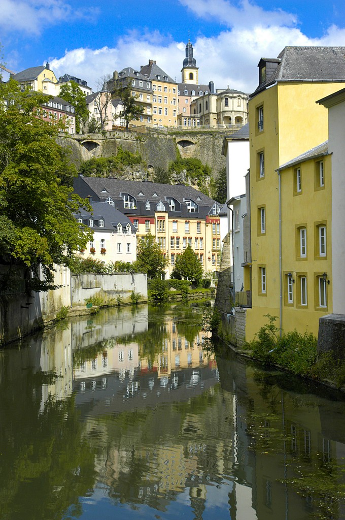 Luxemburg Stadt - Der Stadtteil Grund mit der Alzette. Aufnahme: August 2007.