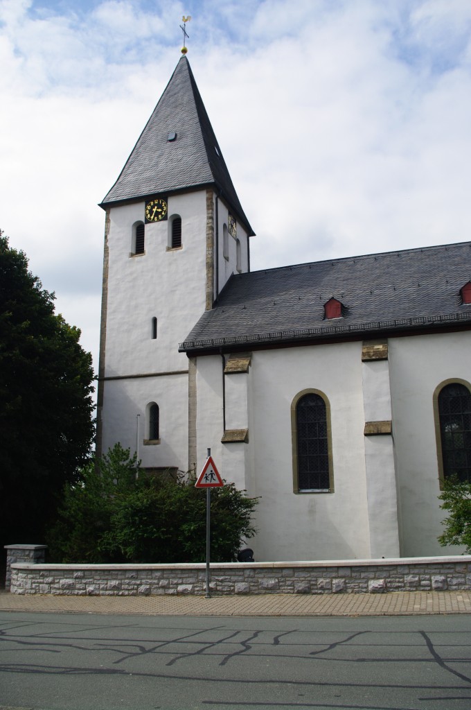 Madfeld, St. Margaretha Kirche, neu erbaut 1809, Kirchturm von 1891 (01.08.2011)