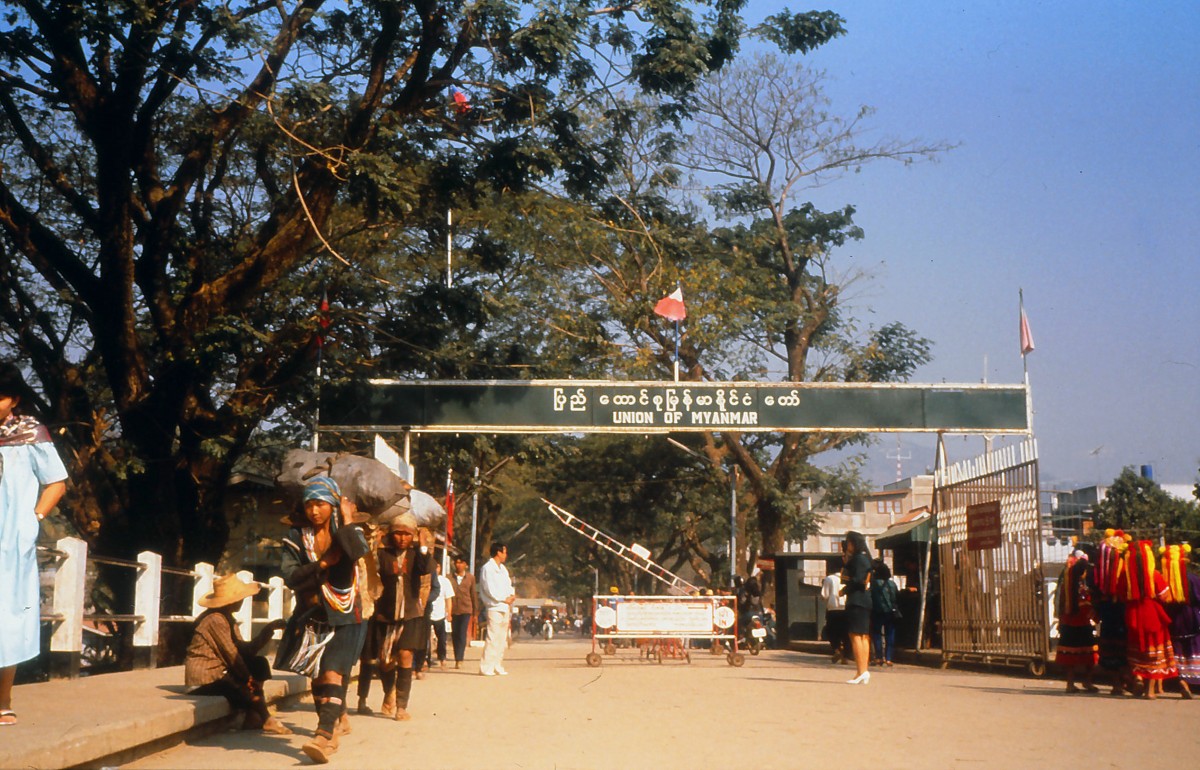 Mae Sai - Die Grenzbergang zwischen Myanmar und Thailand von der thailndischen Seite aufgenommen. Aufnahme: Februar 1989 (Bild vom Dia).