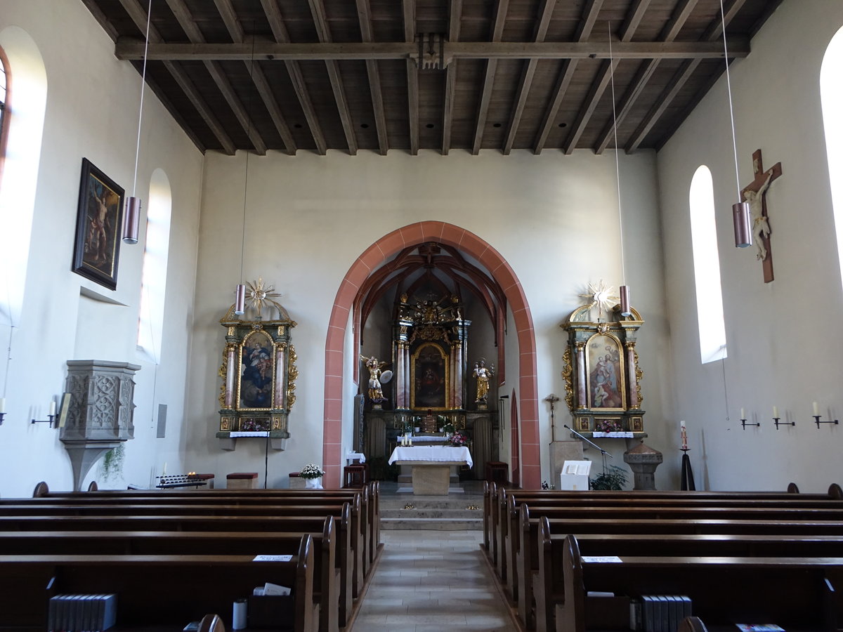Mainberg, Innenraum der kath. Pfarrkirche St. Michael, sptgotische Kanzel und Taufstein von 1528 (15.10.2018)