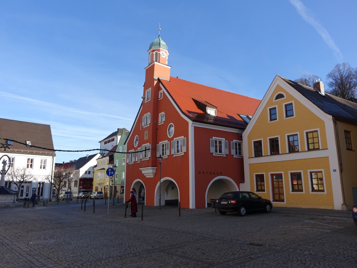 Mainburg, Rathaus am Marktplatz, Giebelbau mit Erdgeschosslauben und Erkerturm, erbaut 1756 (26.12.2015)