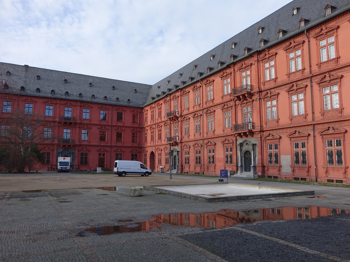 Mainz, Kurfrstliches Schloss, ehemalige Stadtresidenz der Mainzer Erzbischfe, erbaut bis 1752 (01.03.2020)