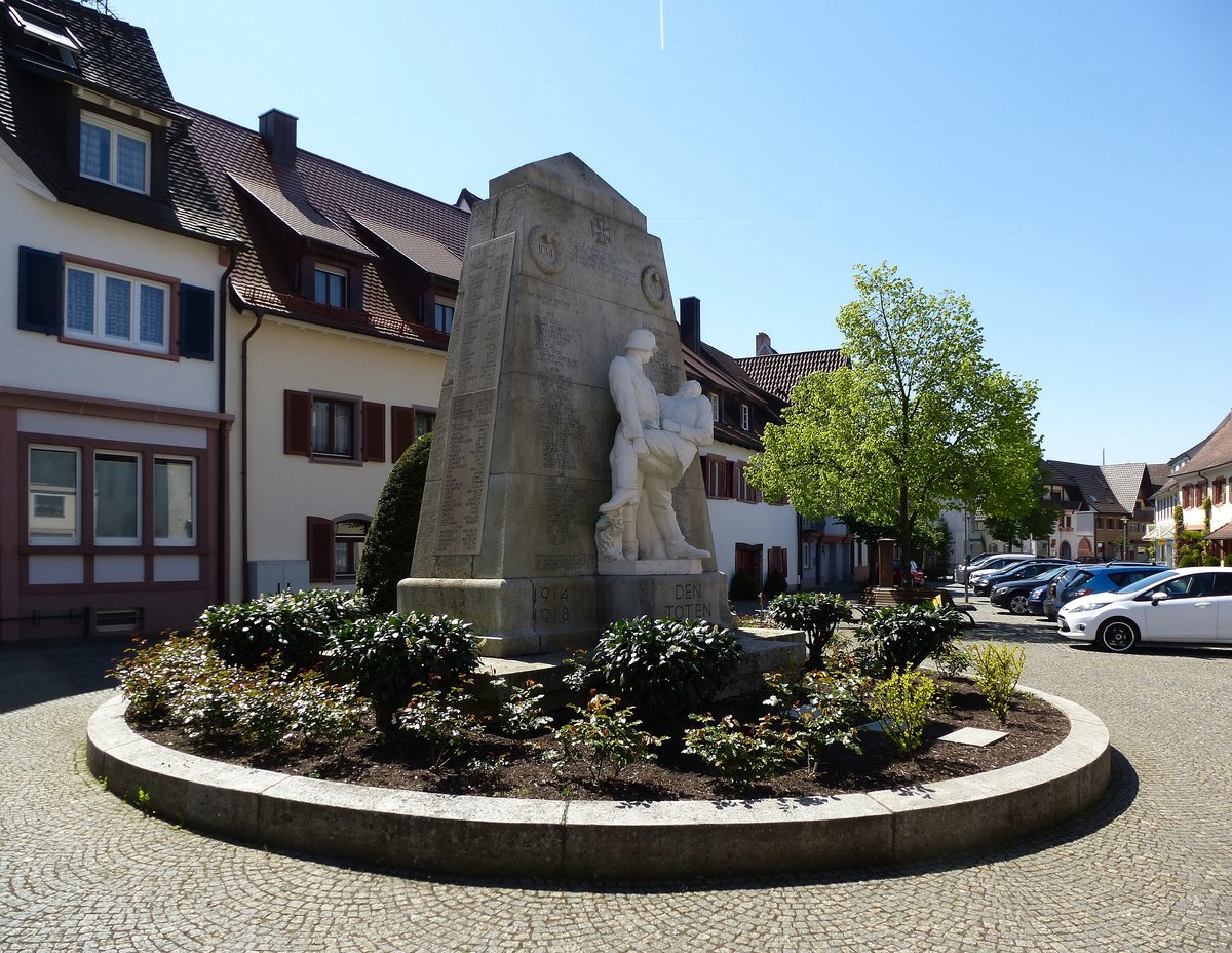 Malterdingen, Denkmal fr die Gefallenen der Weltkriege, steht im Ortszentrum, April 2017
