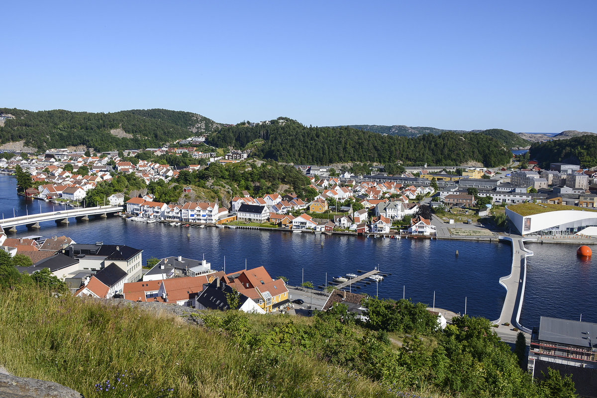 Mandal, Norwegen - Stadtviertel Svinebakken vom Aussichtspunkt Uranienborg aus gesehen. Aufnahme: 1. Juli 2018.