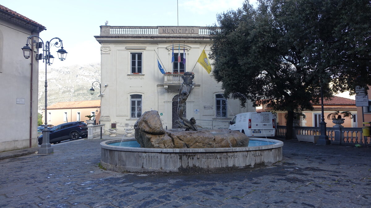 Maratea, Rathaus und Brunnen an der Piazza Biagio Vitolo (28.02.2023)