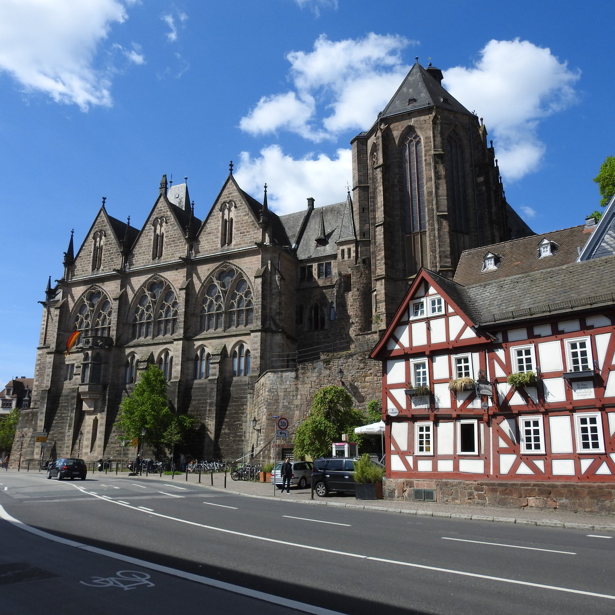 MARBURG/LAHN-ALTE UNIVERSITT
Nahtlos fgt sich die in den 1870er Jahren erbaute alte Universitt an die ab 1291 entstandene
Klosterkirche,die sptere Universittskirche,hier am 9.5.2017....