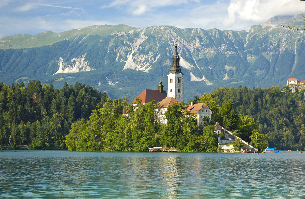 Marienkirche auf einer kleinen Insel des Bleder Sees in Slowenien. Aufnahme: 2. August 2016.