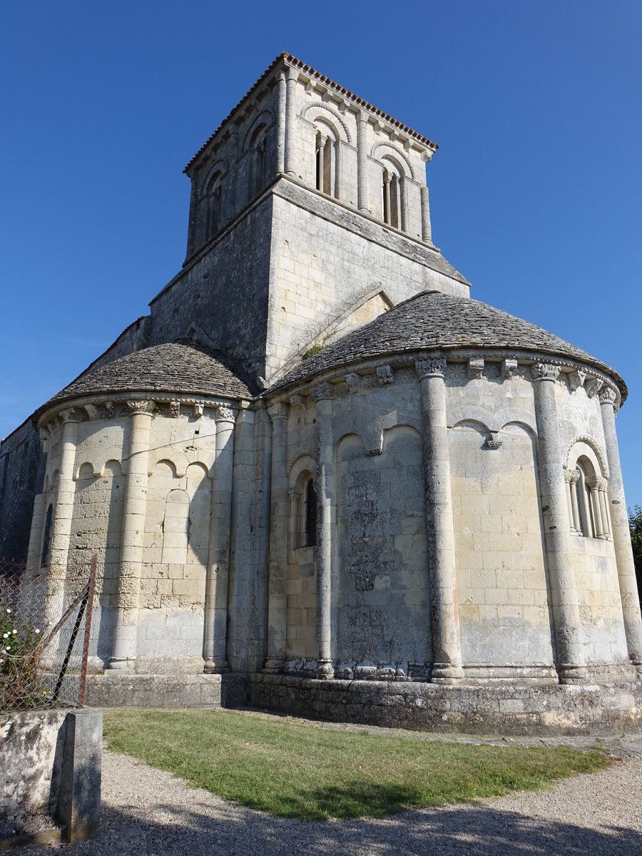 Marignac, romanische Saint-Sulpice Kirche, dreiapsidiale Chorbereich, erbaut im 12. Jahrhundert (24.07.2018)