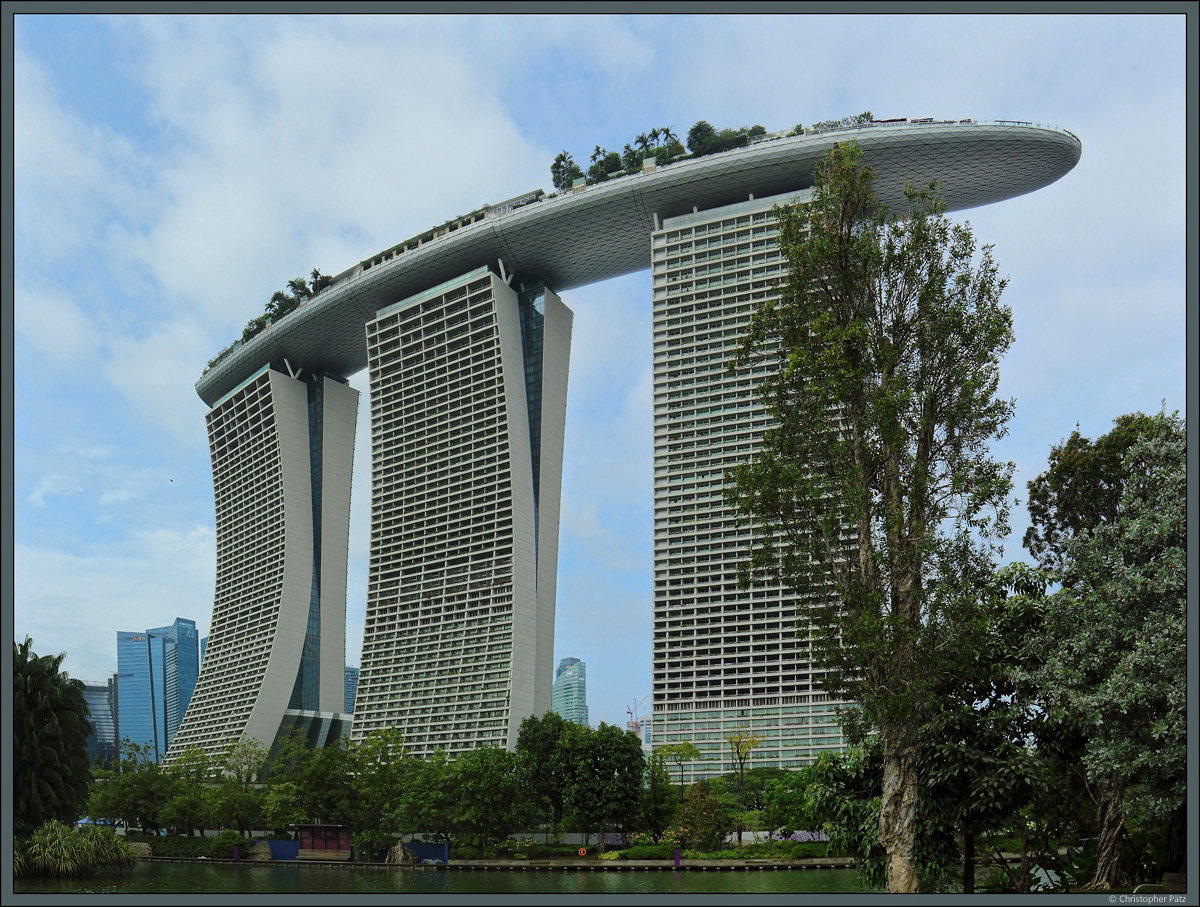 Marina Bay Sands Resort in Singapur gilt als teuerste Kasinoanlage der Welt. Auf dem Dach der 191 m hohen Hoteltrme befindet sich ein Dachgarten mit Pools. (11.01.2020)