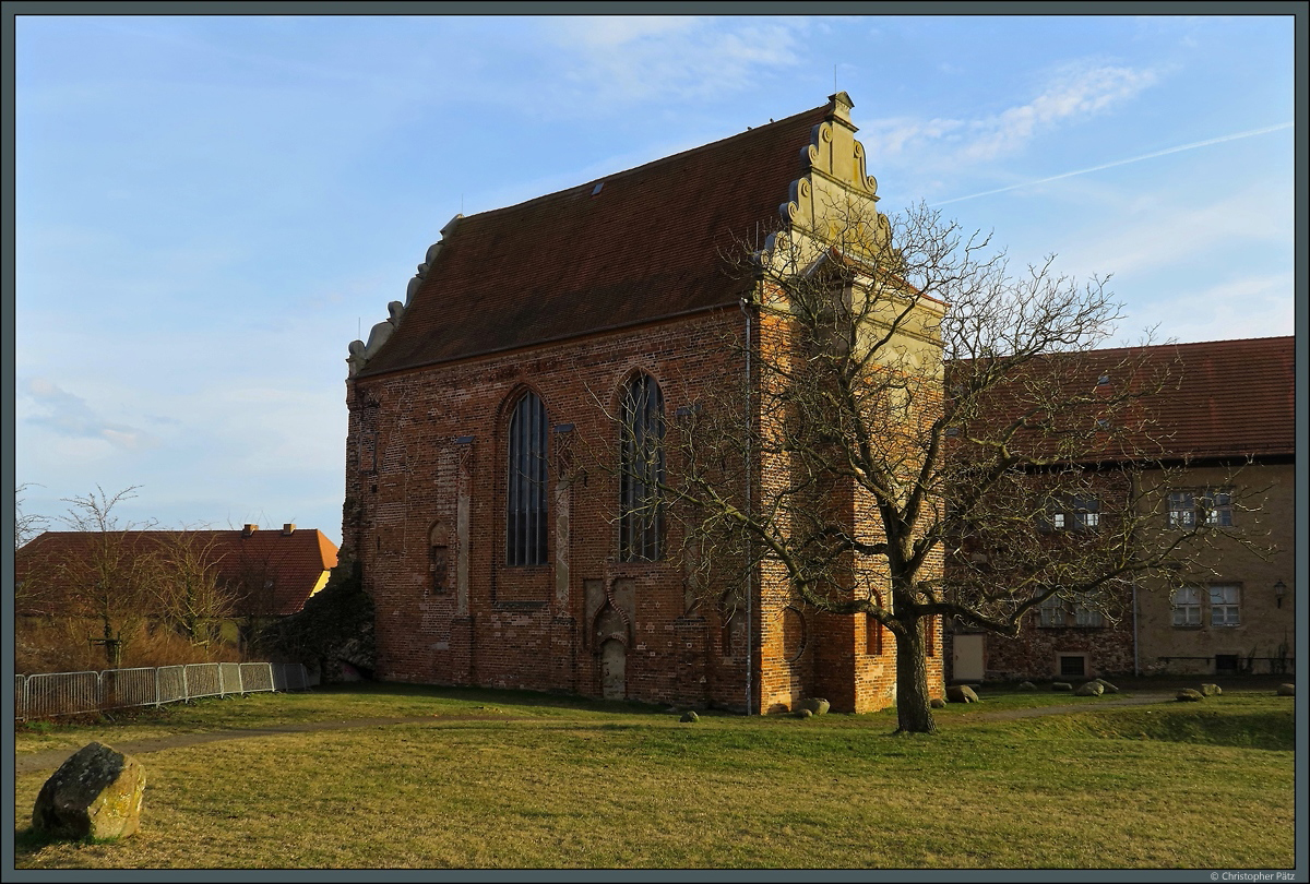 Markantester Teil der Schlossdomne Wolmirstedt ist die 1480 entstandene Schlosskapelle. Dahinter befindet sich der Palas, der etwa im gleichen Zeitraum entstand und heute als Gericht genutzt wird. (Wolmirstedt, 11.03.2018)