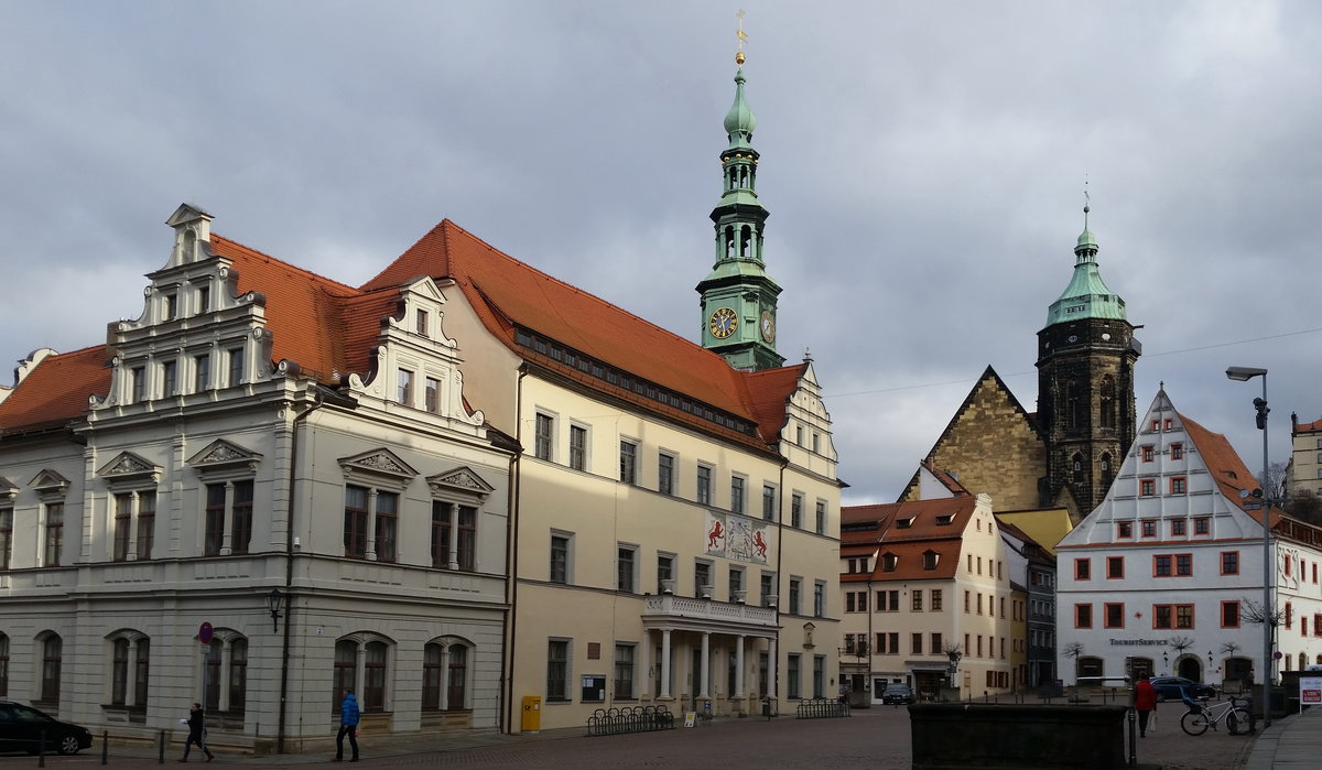 Marktplatz mit Rathaus (1396 erstmals erwhnt, 1555/56 umgebaut), im Hintergrund die Stadtkirche St. Mariern und das Canalettohaus; Pirna, 18.01.2019
