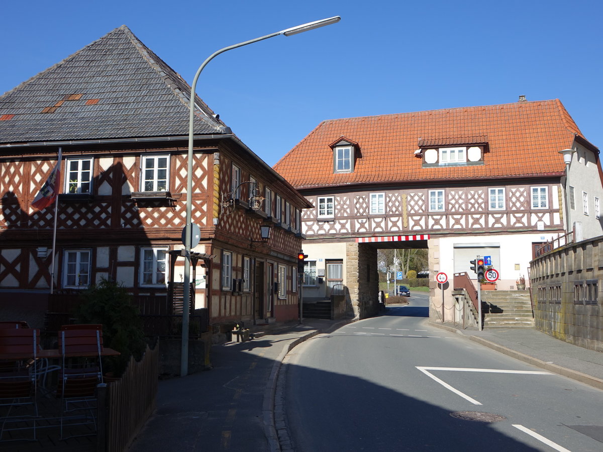 Marktzeuln, Graitzer Tor, Fachwerkbau mit zwei eingeschossigen Wohnblcken, abgewalmtes Satteldach, massiver Sandsteinquadersockel, erbaut im 17. Jahrhundert (07.04.2018)