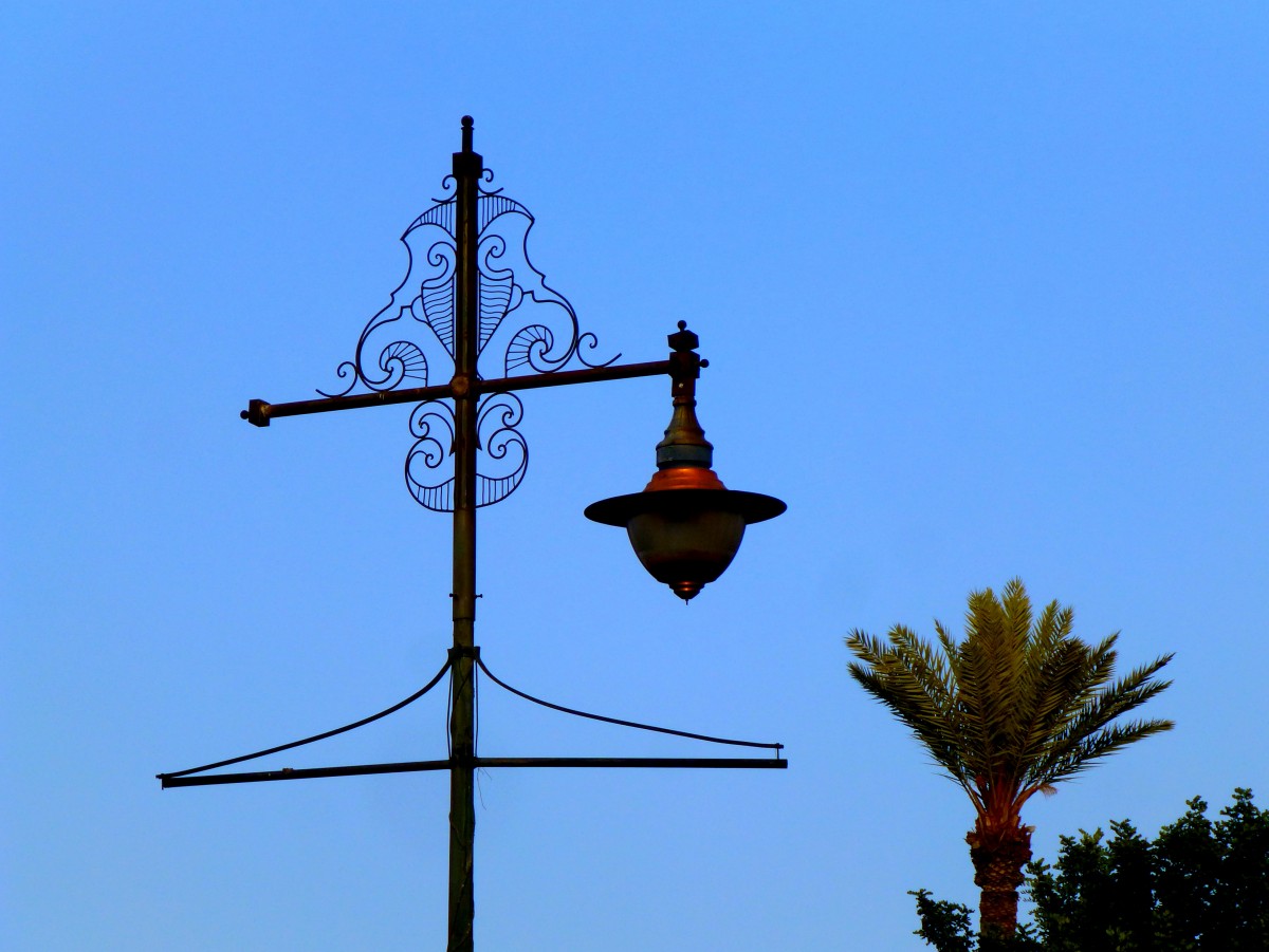 Marrakesch, originelle Straenbeleuchtung in der Avenue Mohammed V. 24.12.2014