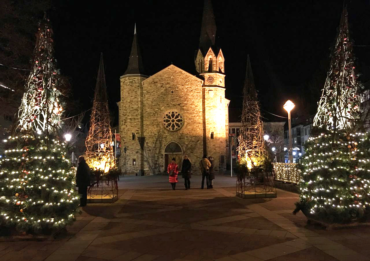 Martin-Luther-Kirche in Bad Neuenahr, abends whrend der Adventszeit - 10.12.2017