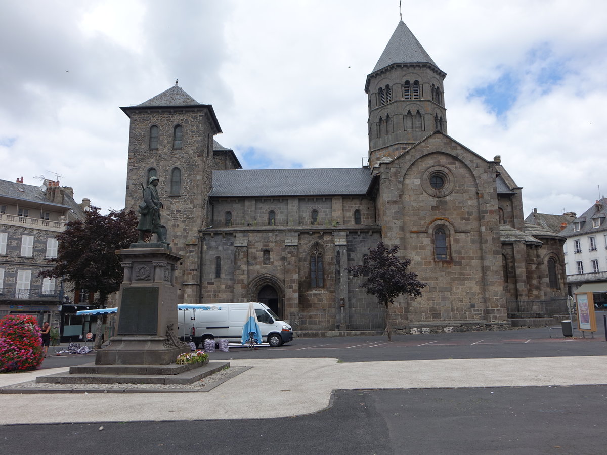 Mauriac, Basilika Notre-Dame-des-Miracles, Westfassade mit 2 Trmen, erbaut im 12. Jahrhundert (21.07.2018)