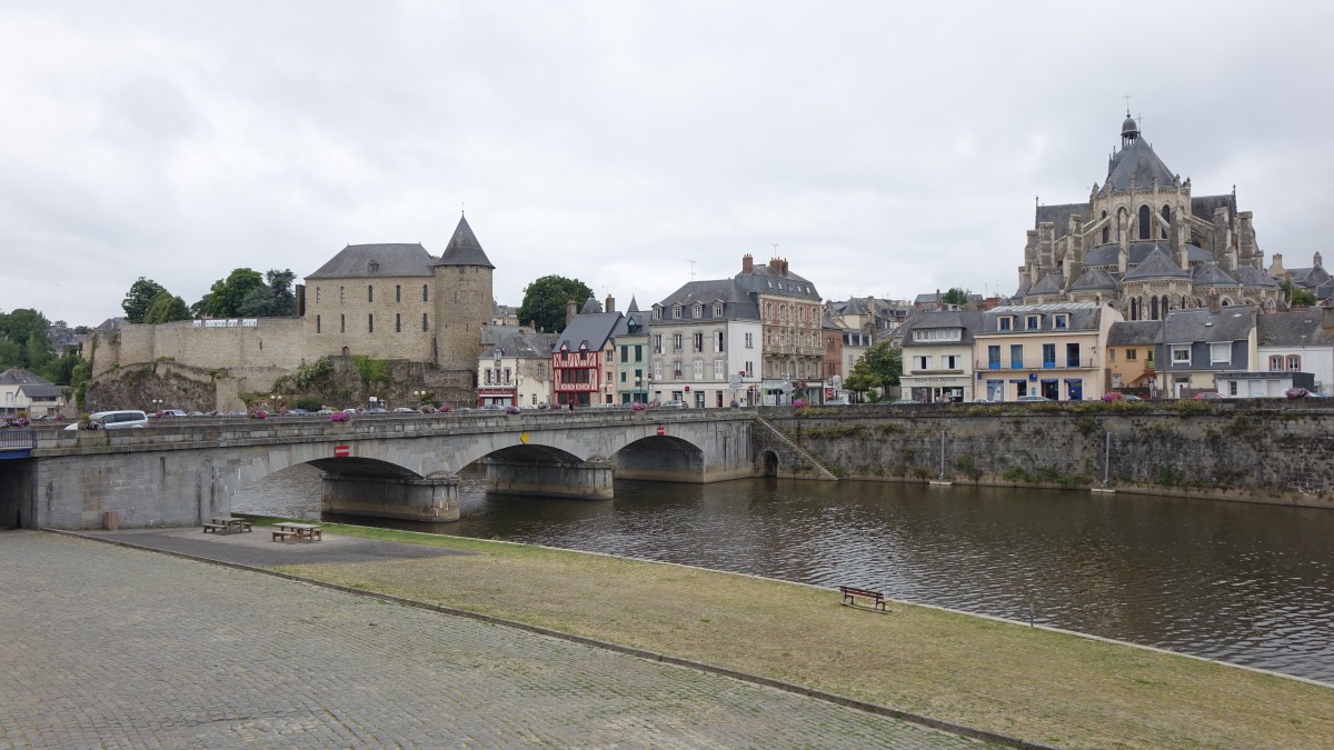 Mayenne, Pont Notre Dame, Chateau und Notre-Dame Kirche (17.07.2015)