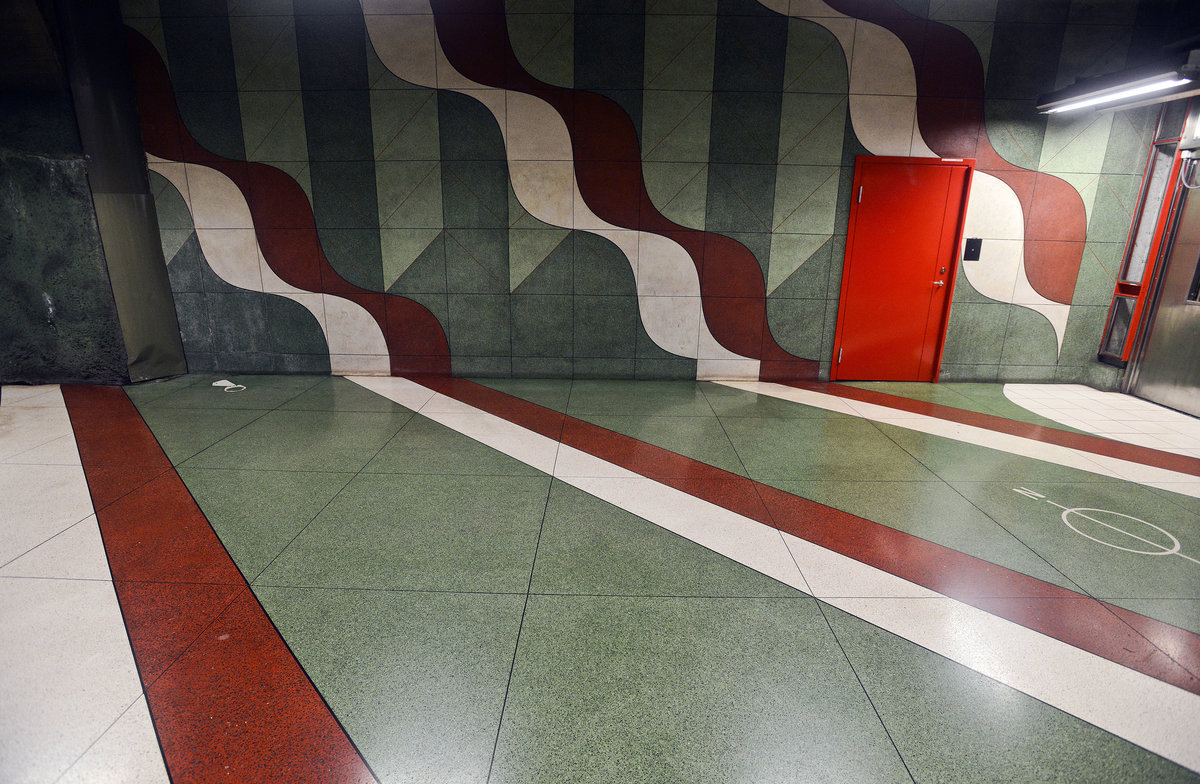 Mehr als 90 der 110 Stationen der Stockholmer U-Bahn (Tunnelbana) sind mit Kunstwerken von etwa 150 verschiedenen Knstlern ausgeschmckt. Hier Kungstrdgrden.
Aufnahme: 28. Juli 2017.