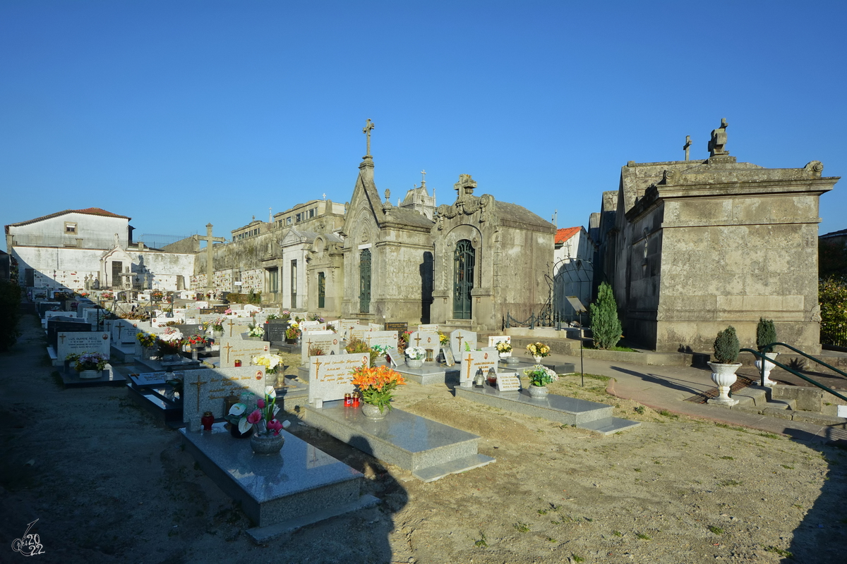 Mehr und weniger einfache Grber und prachtvolle Mausoleen sind Bestandteil des Friedhofes von Lapa (Cemitrio da Lapa). (Porto, Januar 2017)