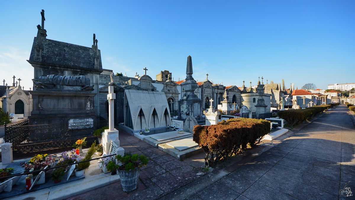 Mehr und weniger prachtvolle Begrbnissttten sind Bestandteil des Friedhofes von Lapa (Cemitrio da Lapa). (Porto, Januar 2017)