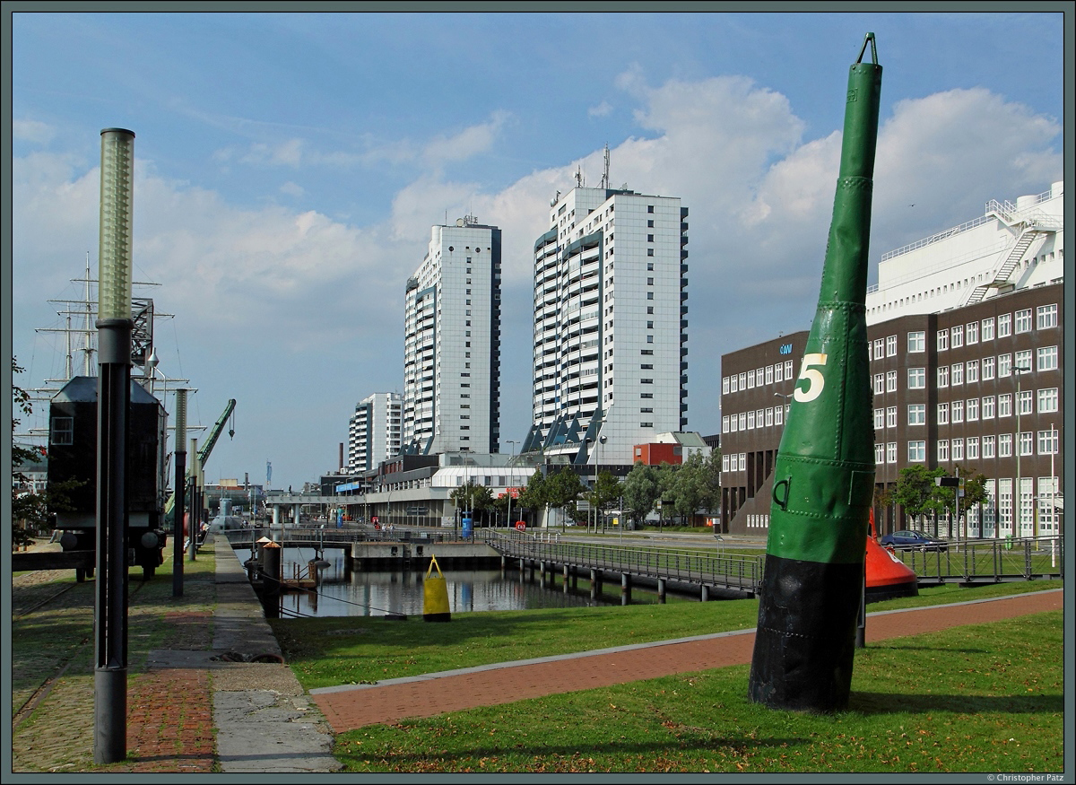 Mehrere Seezeichen sind am Hafen in Bremerhaven-Mitte ausgestellt und umrahmen die dortigen Hochhuser des Columbus-Centers, wo sich neben Wohnungen auch zahlreiche Geschfte befinden. (29.08.2015)