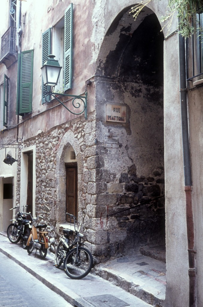 Menton im Juli 1976: Impressionen aus der Altstadt: Traverse de la rue Mattoni, eine  Treppengasse , die zur Rue Mattoni fhrt.
