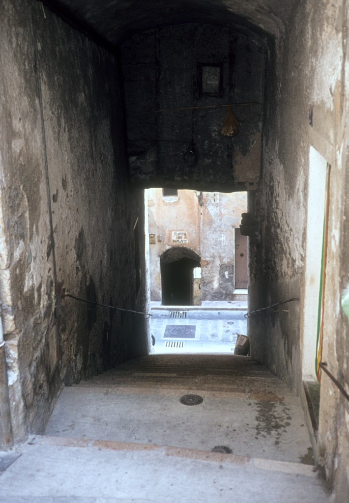 Menton im Juli 1976: Impressionen aus der Altstadt: Traverse de la rue Mattoni. - Am Ende der Treppe sieht man die Rue Longue und die Passage des Diamants, die zum Quai Bonaparte fhrt. 