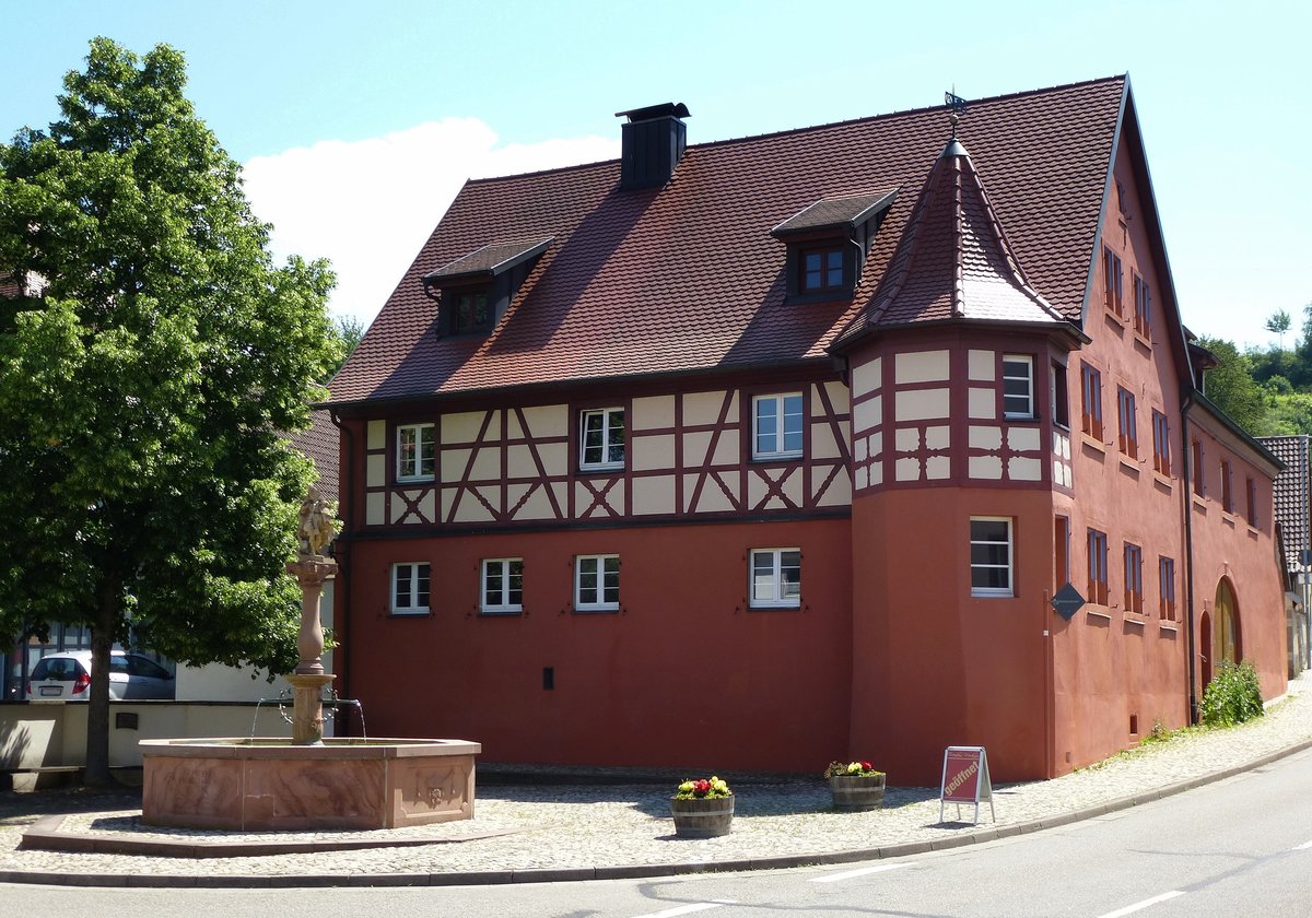 Merdingen, der ehemalige Gasthof  Pfauen , 2004-06 denkmalgerecht saniert, jetzt Wohnhaus, Mai 2017