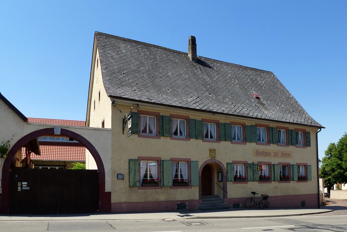 Merdingen, das  Gasthaus zur Sonne  und Geburtshaus des Barockbildhauers Joh.Babtist Sellinger (1714-79), Mai 2017 