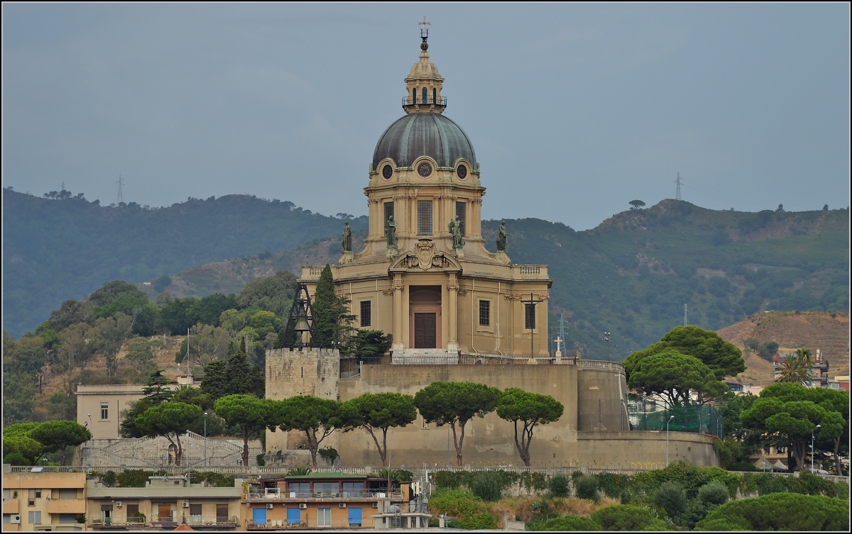Messina. Blick von der Fähre auf eine Kirche in Messina. Sommer 2013