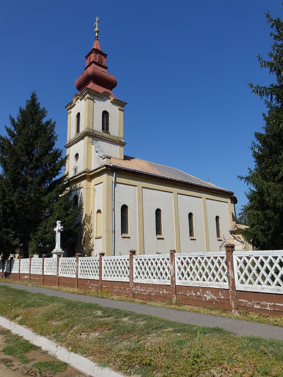 Mezőladny, kath. Pfarrkirche Jzus Szve templom in der Dzsa Gyrgy Utca (07.09.2018)