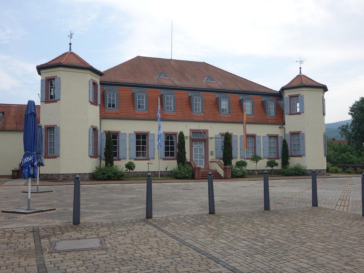 Michelbacher Schlsschen,  zweigeschossiges barockes Schloss, erbaut um 1700 (13.05.2018)