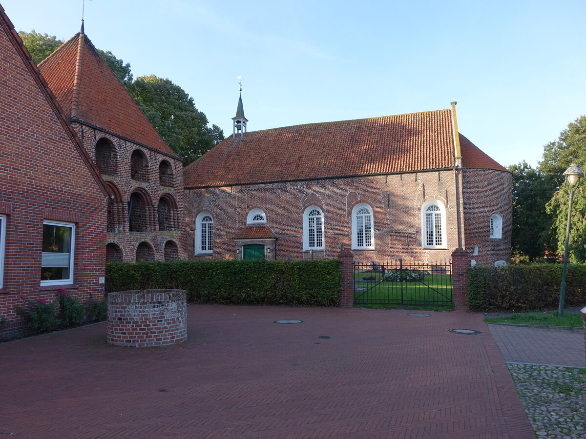 Midlum, evangelische Kirche, Saalkirche mit stlicher Apsis, erbaut im 13. Jahrhundert (09.10.2021)