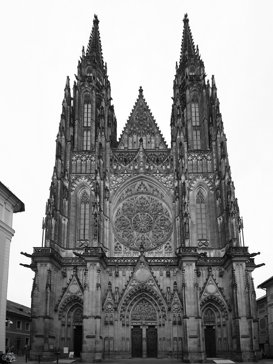Mit dem Bau des gotischen Veitsdom wurde 1344 begonnen, dessen endgltige Fertigstellung ist jedoch erst 1929 erfolgt. (Prag, September 2012)