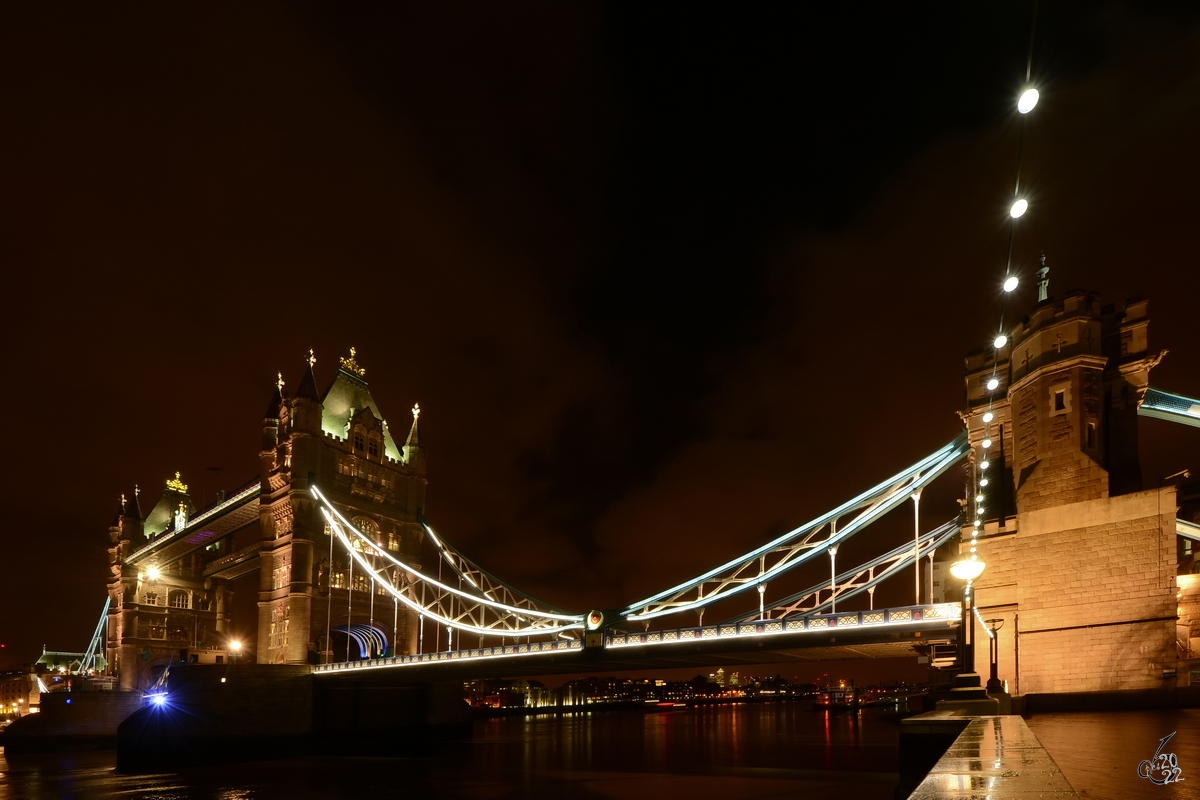 Mit dem Bau der Tower Bridge wurde 1886 begonnen. Die Erffnung erfolgte im Jahr 1894. (London, Februar 2015)