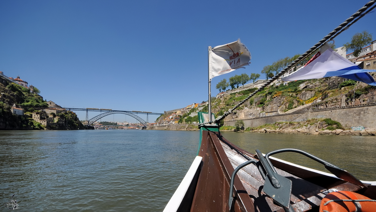 Mit dem Touristenboot auf dem Douro unterwegs, im Hintergrund die Brcke Dom Lus I. (Mai 2013)
