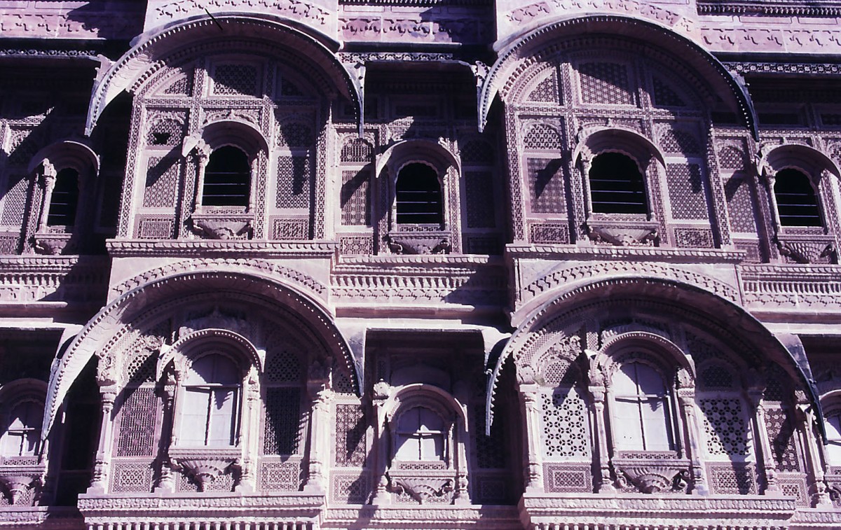 Mittelalterliche Hausfassade in Jaisalmer. Aufnahme: November 1988 (Bild vom Dia).