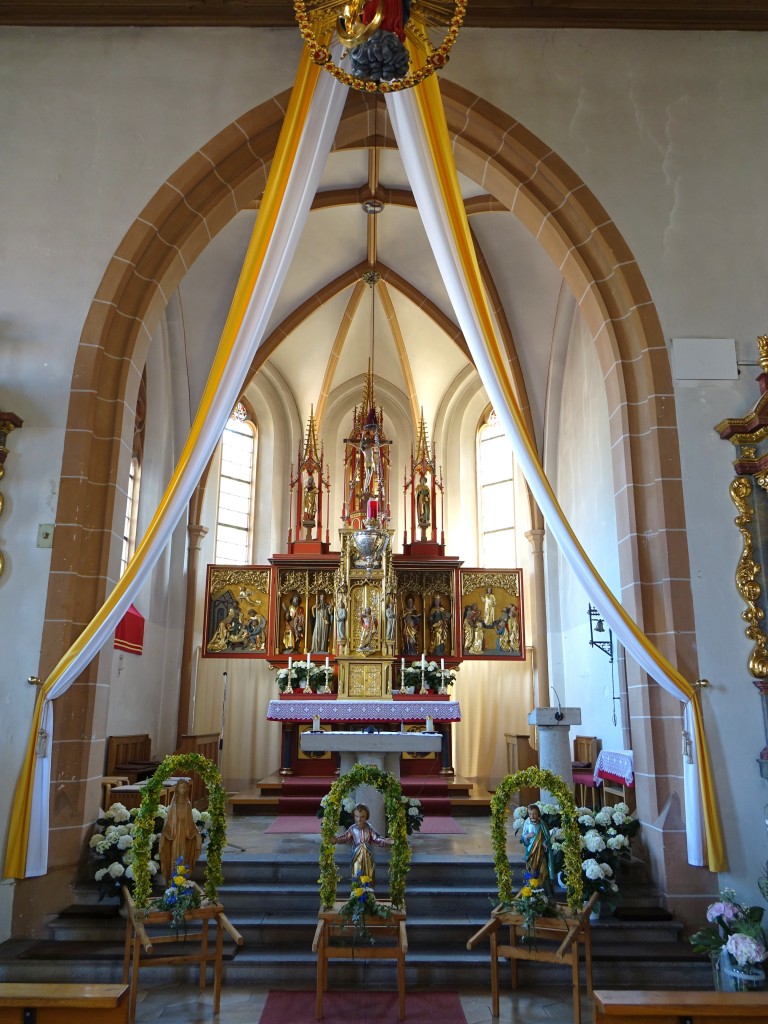 Mitteleschenbach, Chor mit Altar der St. Nikolaus Kirche (04.06.2015)