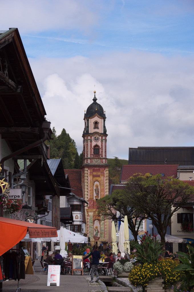 Mittenwald ist ein Markt im oberbayerischen Landkreis Garmisch-Partenkirchen und liegt im oberen Isartal. Blick vom Obermarkt zur Kirche St. Peter und Paul. 07.10.2013