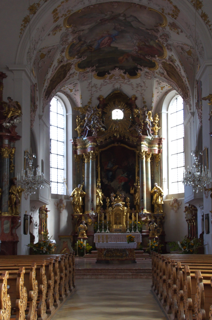 Mittenwald - Kirche St. Peter und Paul - Die heutige Kirche wurde 1734 - 49 von dem Wessobrunner Baumeister Joseph Schmutzer erbaut. Die herrlichen Fresken stammen von Matthus Gnther. Wahrzeichen Mittenwalds ist der 1746 fertiggestellte, mit den Kirchenpatronen Petrus und Paulus bemalte Kirchturm.
