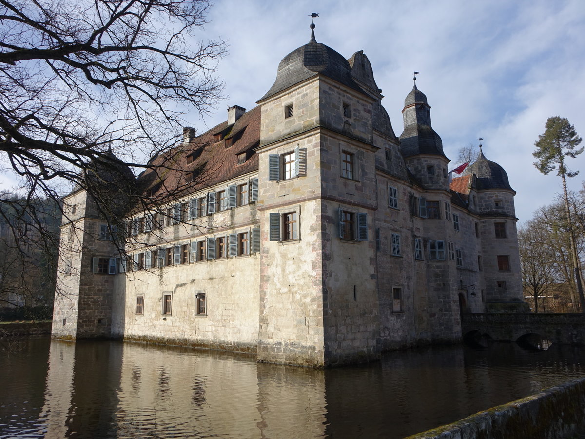 Mitwitz, Wasserschloss, erbaut im 16. Jahrhundert durch den Baumeister Daniel Engelhardt fr Hans Veit I. von Wrtzburg (06.04.2018)