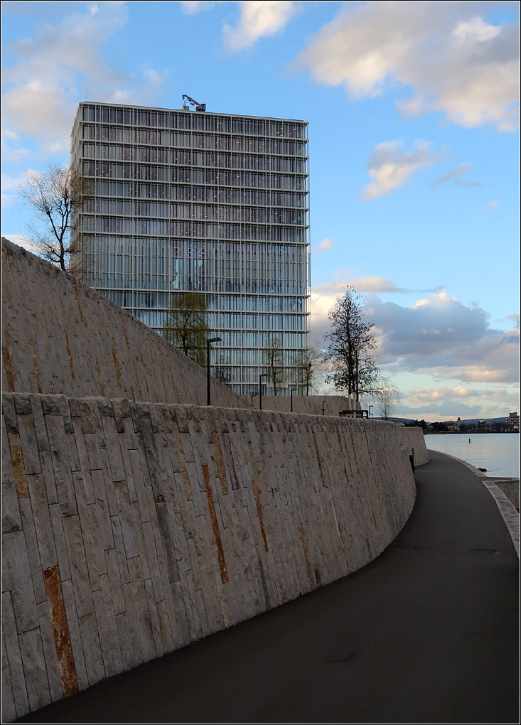 Moderne Architektur in Basel -

Asklepios 8 von Herzog & de Meuron im Novartis Campus. Im Zusammenhang mit der Bebauung des Novartis Campus am Rheinufer entstand ein neue ffentlicher Weg entlang des Rheines. Vorher war hier der Rhein nicht zugnglich.

07.03.2019 (M)