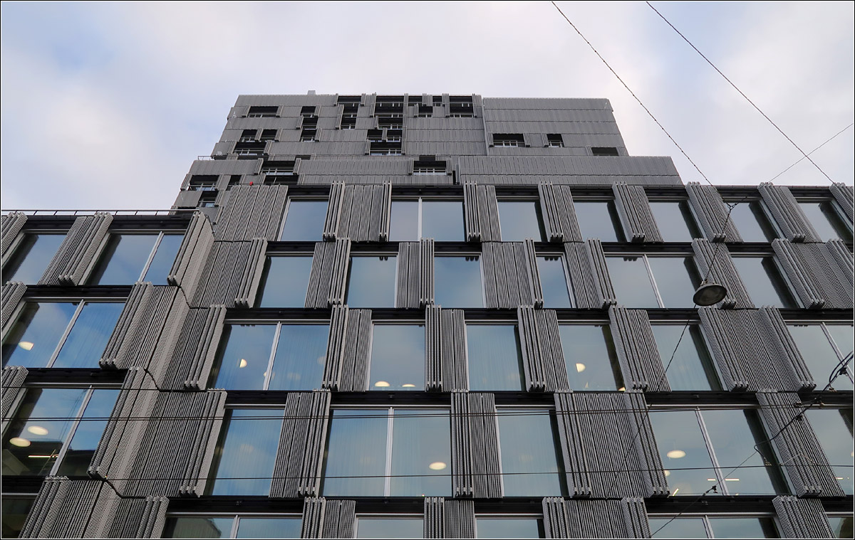 Moderne Architektur in Basel -

Blick auf die Fassade mit den zu ffnenden Metallelementen.

08.03.2019 (M)