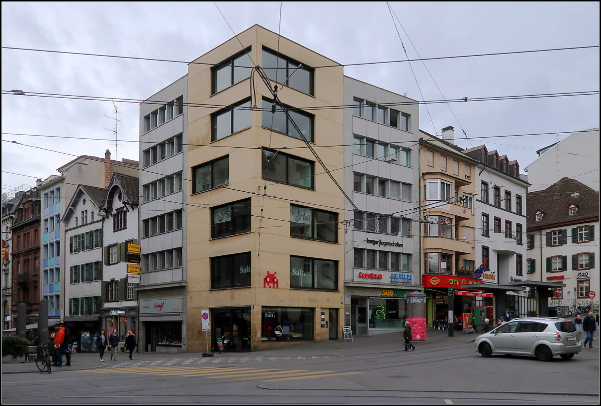 Moderne Architektur in Basel -

Das Bro- und Geschftshaus mit sechs Geschossen an einem kleinen Eckgrundstck am Barfsserplatz wurde 1995 fertiggestellt nach Plnen von Diener & Diener. 

09.03.2019 (M)