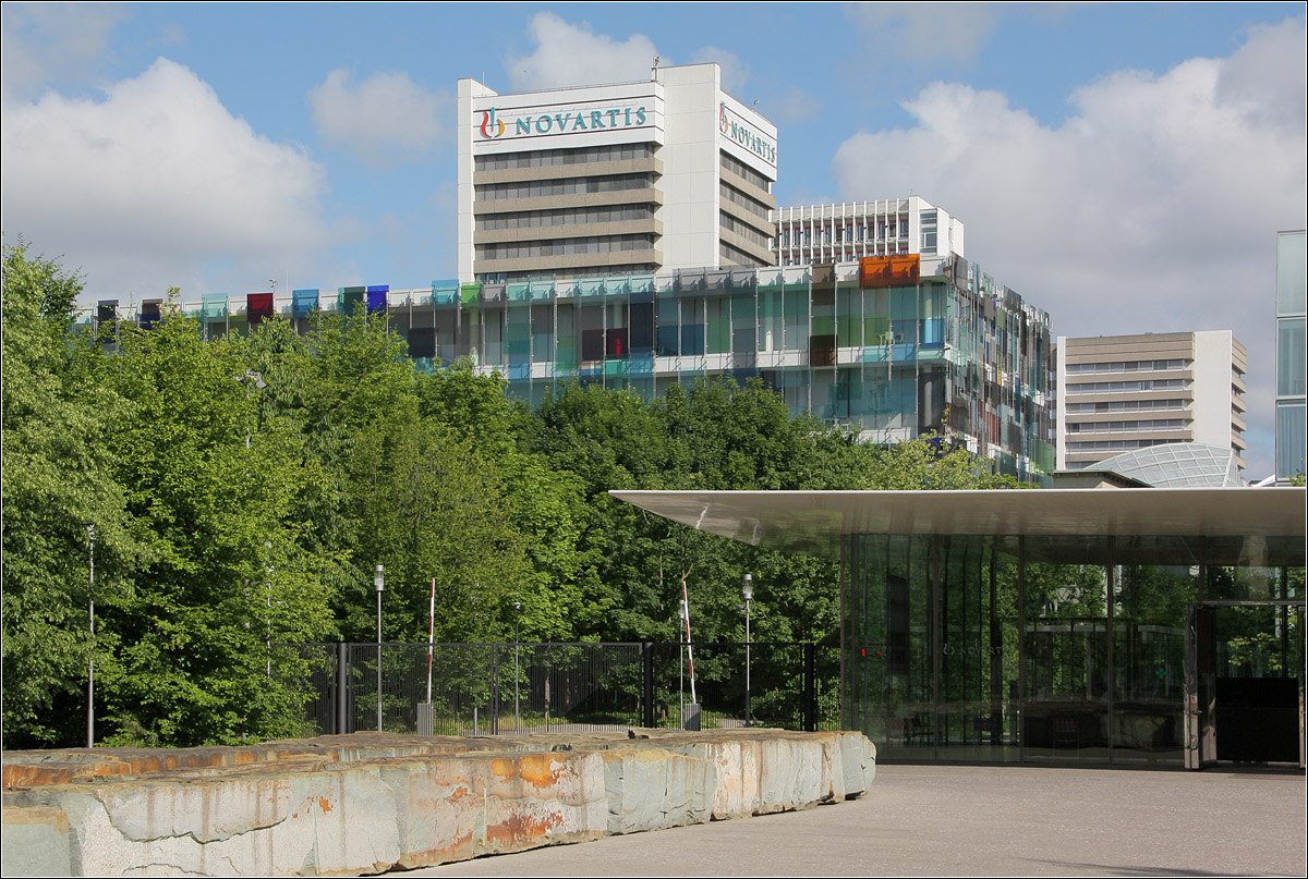 Moderne Architektur in Basel -

Das Forum 3 im Novartis Campus von Diener & Diener (mit dem Knstler Helmut Federle und dem Architekten Gerold Wiederlein) wurde 2005 fertiggestellt und war durch die mehrschichtige farbige Glasfassade geprgt. Wohl gibt es diese Fassade leider heute nicht mehr.

22.06.2013 (M)