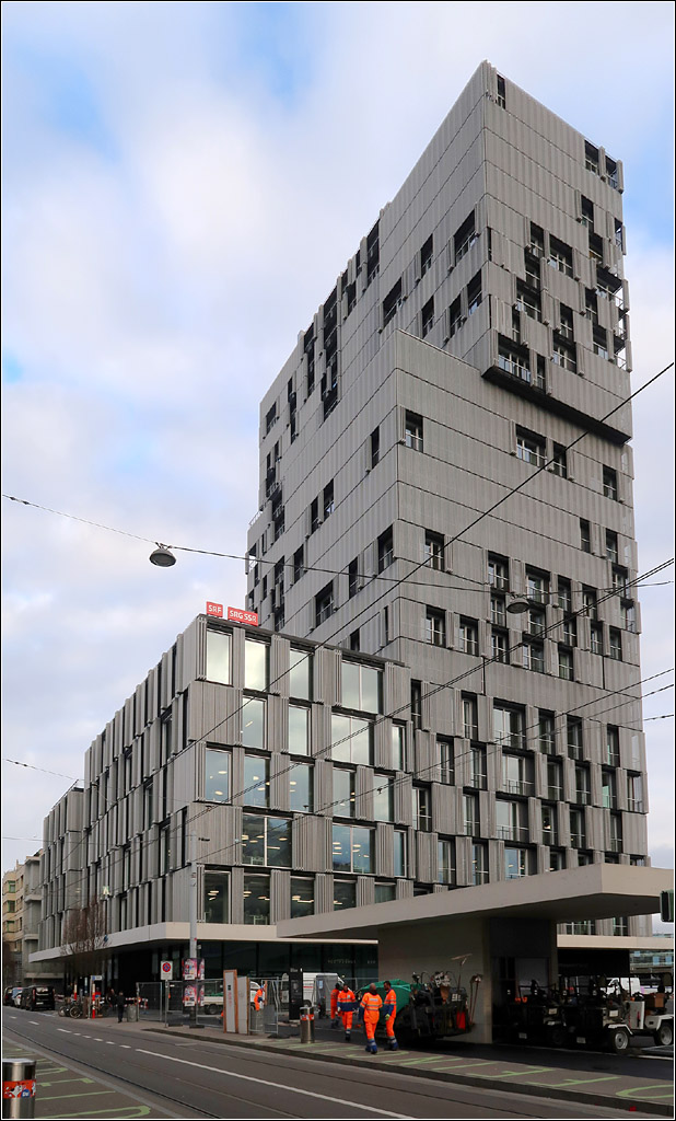 Moderne Architektur in Basel -

Das Meret Oppenheim Hochhaus von Herzog & de Meuron von der Gterstrae aus gesehen. Das eigentliche Hochhaus steht auf einem sechsgeschossigen Flachbau mit den Bronutzungen.

08.03.2019 (M)