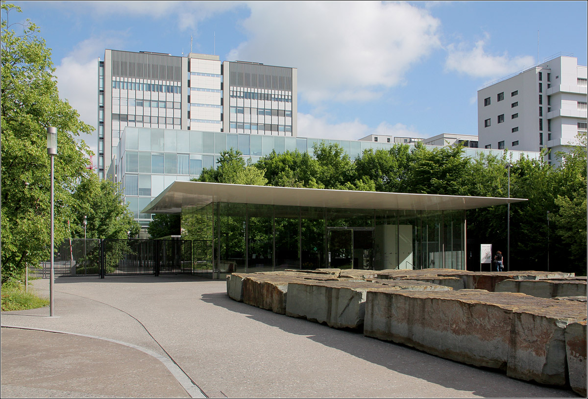 Moderne Architektur in Basel -

Der Hauptzugang zum Novartis Campus, der nicht ffentlich zugnglich ist. Vorne der einstckige Eingangspavilion von Marco Serra aus dem Jahr 2006. Dahinter das sehr filigrane Brogebude der japanischen Architekten SANAA aus dem Jahr 2007.

22.06.2013 (M)