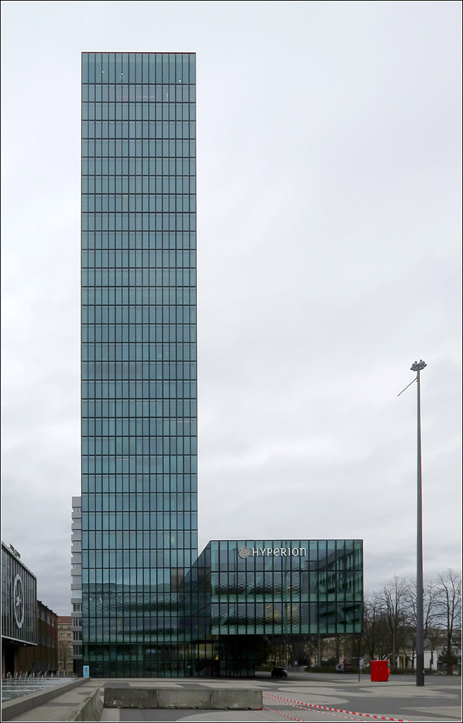 Moderne Architektur in Basel -

Der Messeturm wurde von 2000 bis 2003 realisiert, nach den Plnen von Morger & Degelo Architekten und Daniele Marque.

09.03.2019 (M)