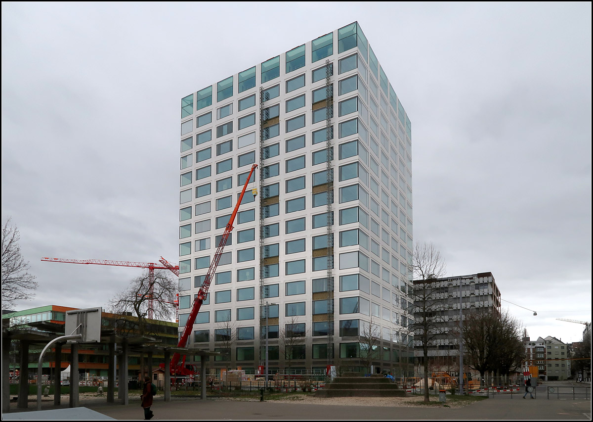 Moderne Architektur in Basel -

Der Neubau des Biozentrum der Universitt Basel aus der Nhe gesehen.

08.03.2019 (M)