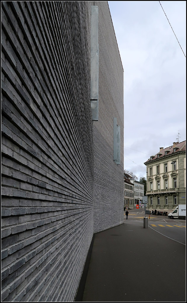 Moderne Architektur in Basel -

Die Fassade des Erweiterungsbaues des Kuntmuseums in Basel besteht aus grauem Backstein in unterschiedlichen Tnen. 

08.03.2019 (M)