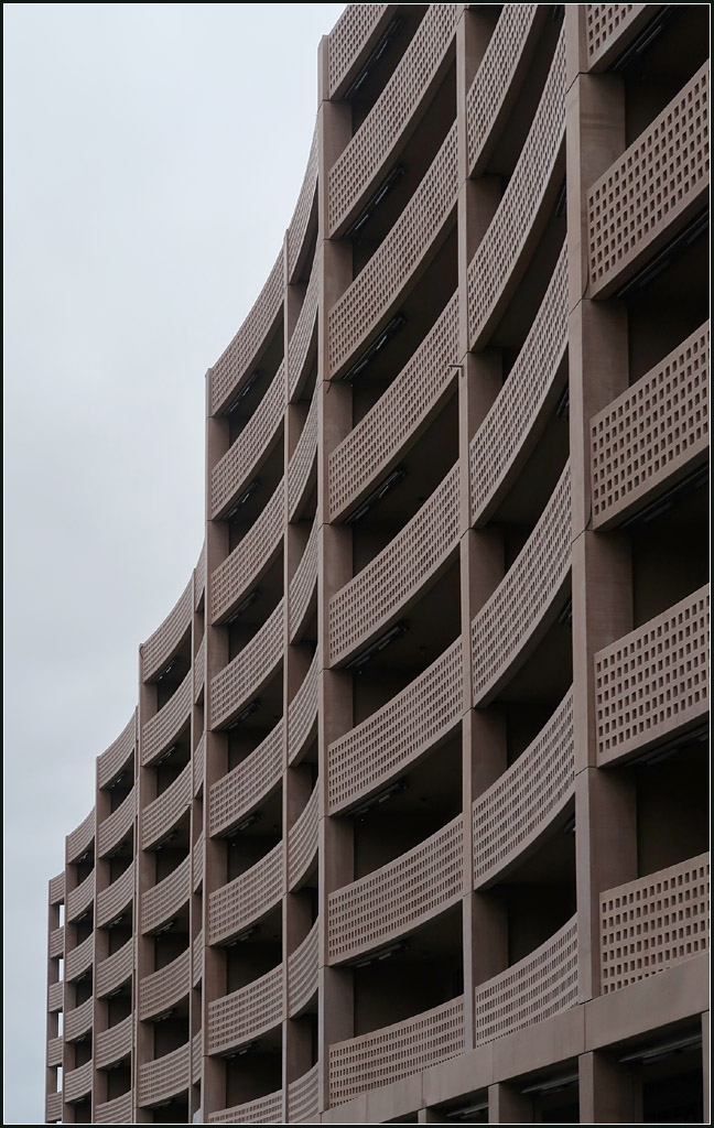 Moderne Architektur in Basel -

Die konkav geschwungen Balkone des groen Neubaues des Neubaugebietes im Erlenmatt in Basel-Rosental.

09.03.2019 (M)